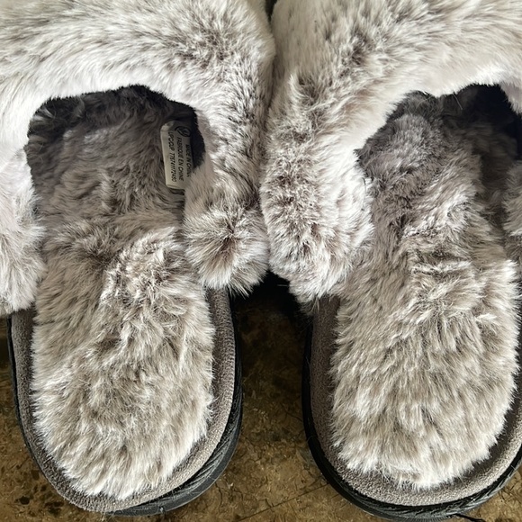 Slippers Size M❤️❤️ - Picture 3 of 5